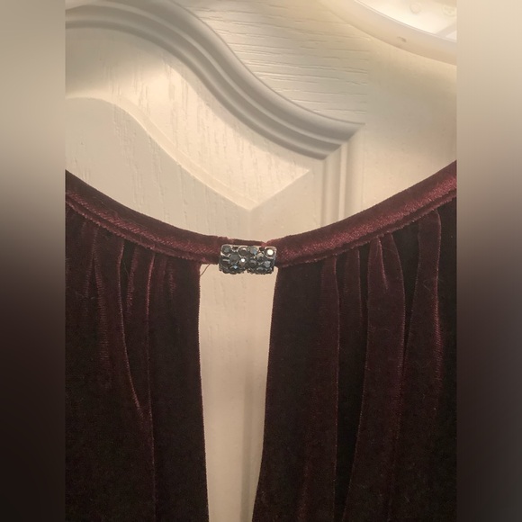 Wine velvet formal gown Size 14 - Picture 5 of 8